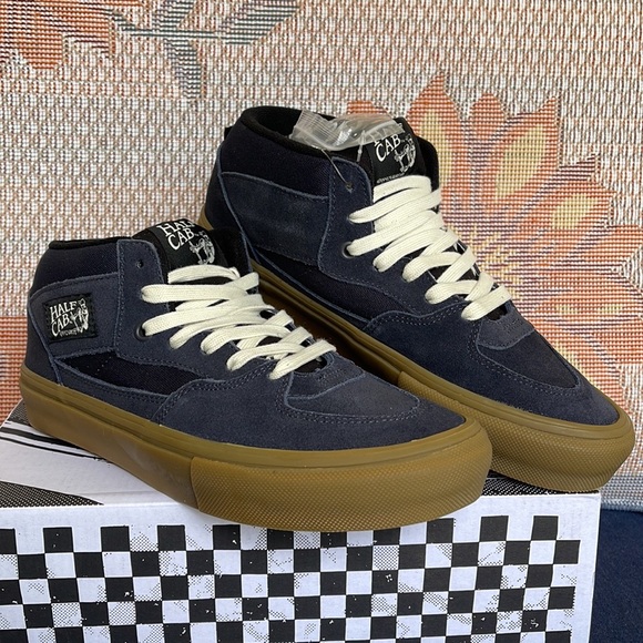 Vans Men’s Skate Half Cab
Navy/Gum
VN0A5FCDNGM
Sneakers - Picture 7 of 16